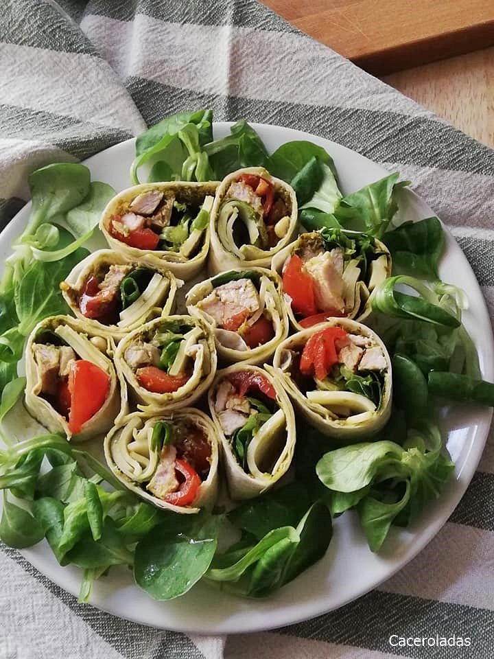 Rollitos de tortilla de maíz con pollo especiado y pesto Caceroladas