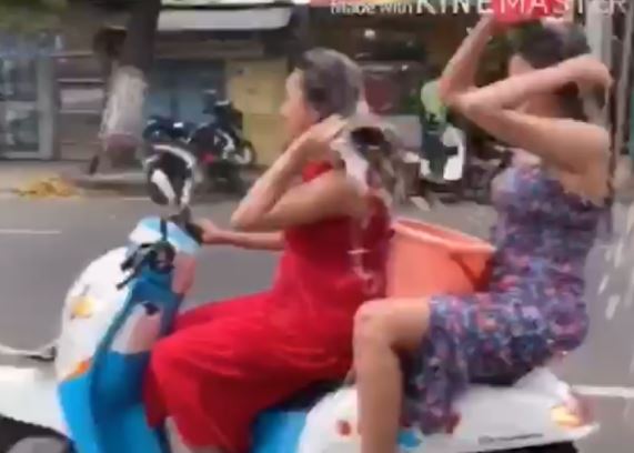 2 Cewek Seksi Mandi Keramas Sambil Naik Motor PacuanKuda Shiokuda 1