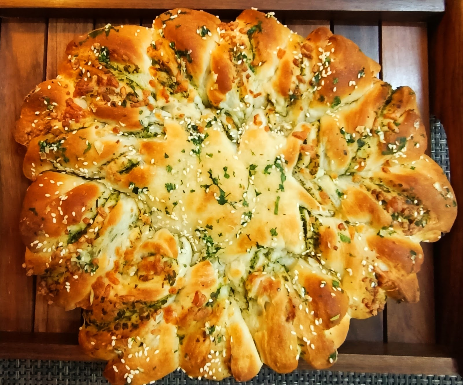 "Tear n share" garlic bread