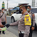 Sat Lantas Polres Sergai Bagikan Nasi Kotak, Minuman dan Masker kepada Pengguna Jalan