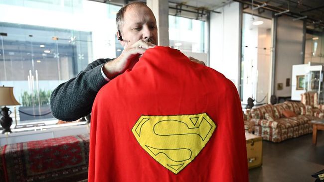 Jubah Superman Christopher Reeve Laku Terjual Rp1,63 M Jubah Superman Christopher Reeve Laku Terjual Rp1,63 M
