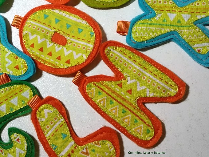 Con hilos, lanas y botones: Llaveros con iniciales