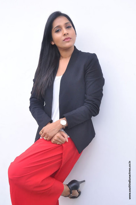 Rashmi Gautam at Next Nuvve Movie Interview