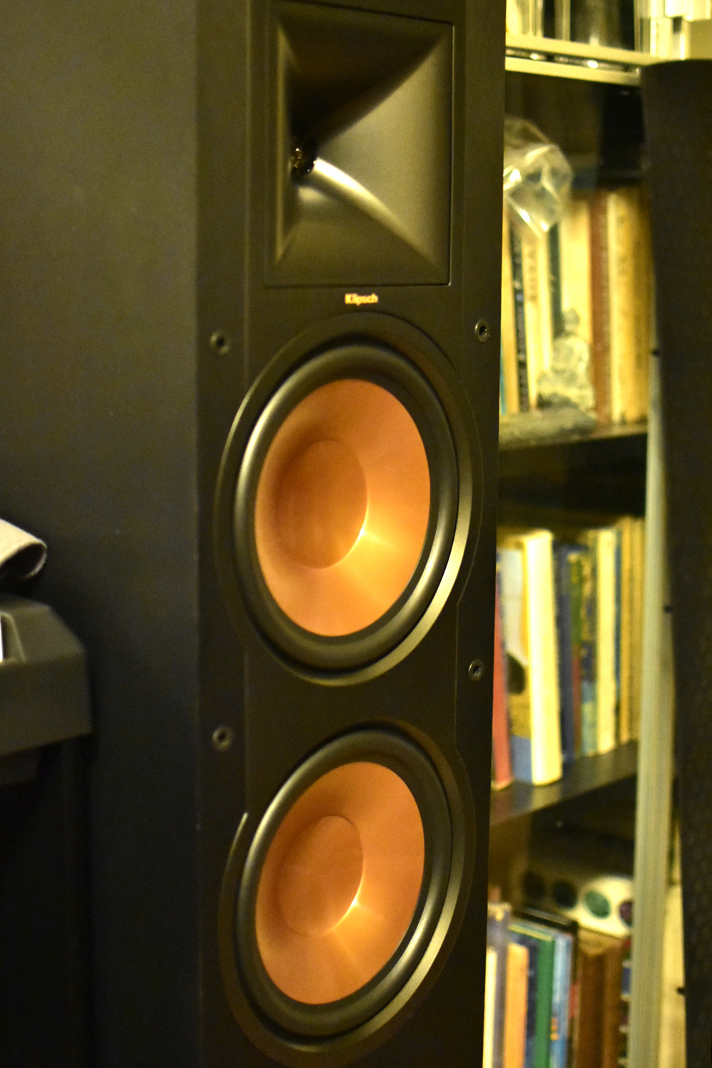 Robi blogja Klipsch R28 F A nappali hangja