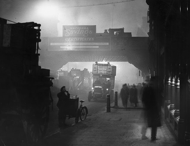 24 eerie black and white photographs that show london fog scenes from the early 20th century vintage everyday 24 eerie black and white photographs that show london fog scenes from the early 20th century vintage everyday