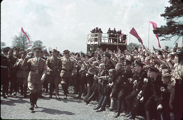 1938. Лидер германской нации и его радостные фанаты на заводе Volkswagen / Crowds greet a saluting Adolf Hitler at a cornerstone ceremony at a Volkswagen factory, 1938