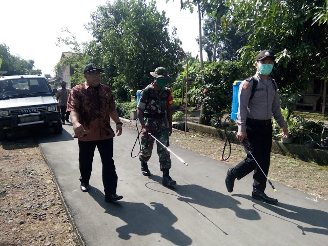 Lihat Begini Kompaknya Babinsa Nganti Bersama Bhabinkamtibmas Semprotkan Disinfektan