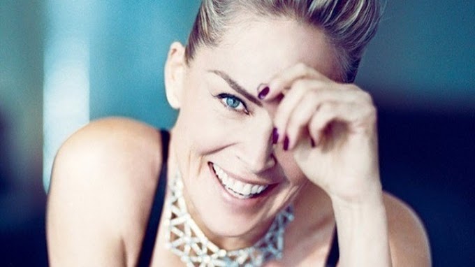 Η Σάρον Στόουν ποζάρει με μπικίνι στα 62 της και κλείνει στόματα 