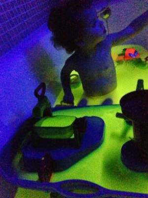 Manualidad infantil baño fluorescente