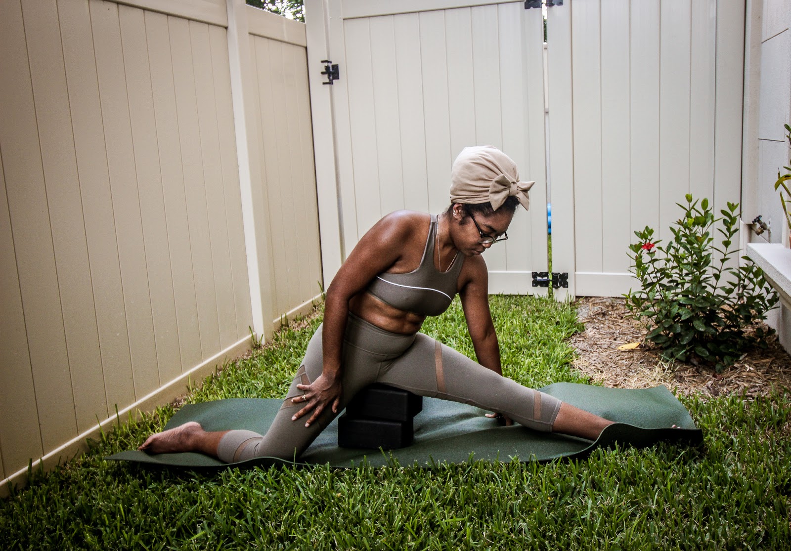 May 2020 Alo Yoga Review "Olive Branch" & Yoga Blocks FASHIONTOLIVE