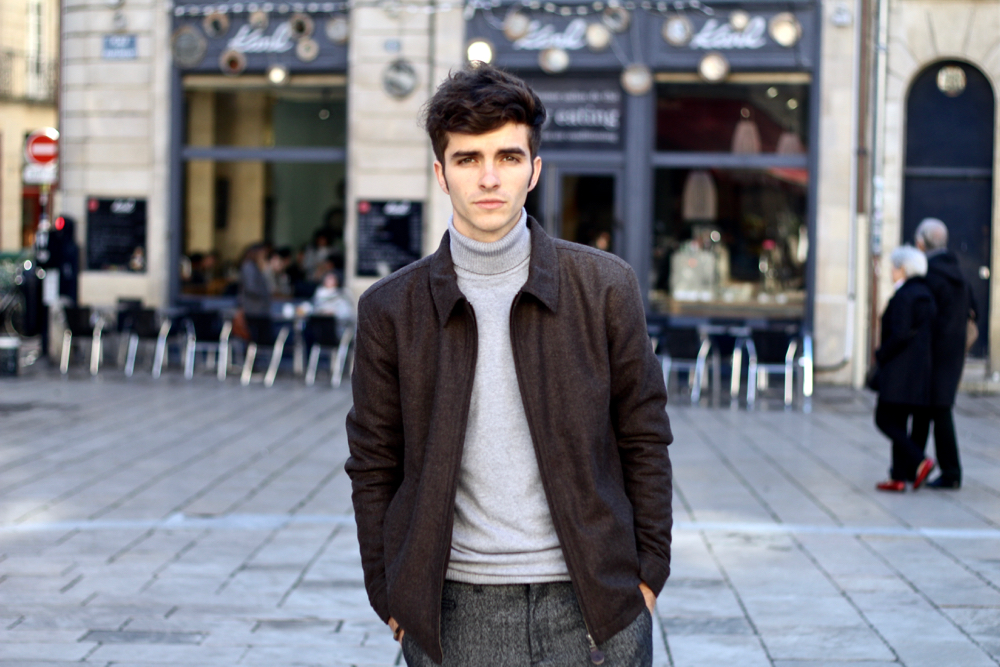 BLOG-MODE-HOMME-somewhere-clothing-casual-look-tenue-este-laine-courte-tweed-col-roulé-cachemire-bordeaux-simple-elegant-place-du-parlement