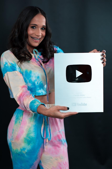 Camila Mejía recibe placa de YouTube; se encamina a los 250 mil