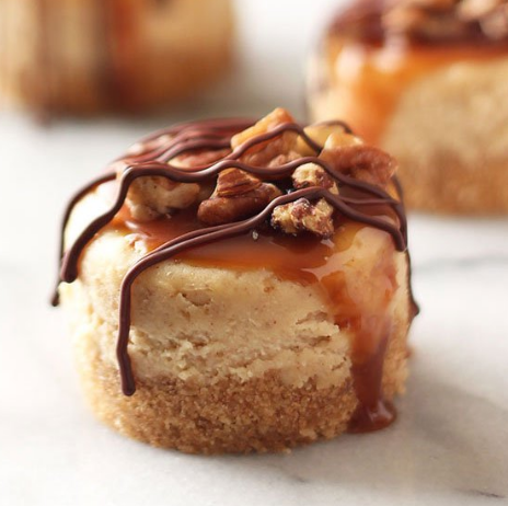 Mini Turtle Cheesecakes #desserts #cakes #party #easy #recipes
