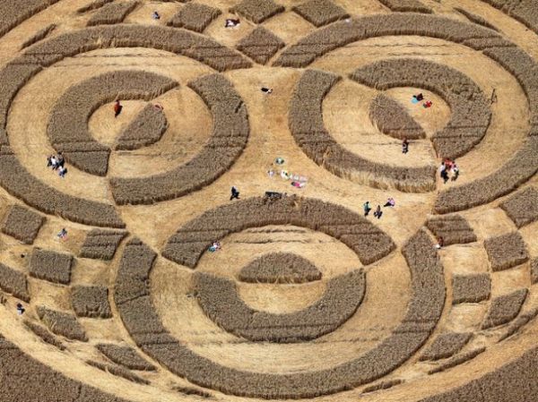 Giải mã ý nghĩa vòng tròn ngoài hành tinh khổng lồ giữa cánh đồng ở Đức