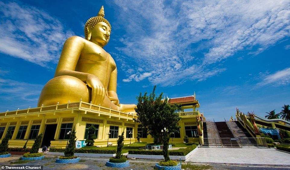 The World s Largest Roadside Attractions Travel Experience the-world-s-largest-roadside-attractions-daily-mail-online