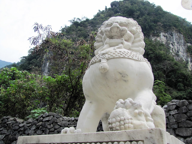 statue shakadang trail bridge taroko gorge taiwan