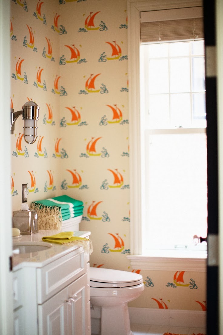 A Hammer & Heels Style to Steal Wallpaper in Bathrooms