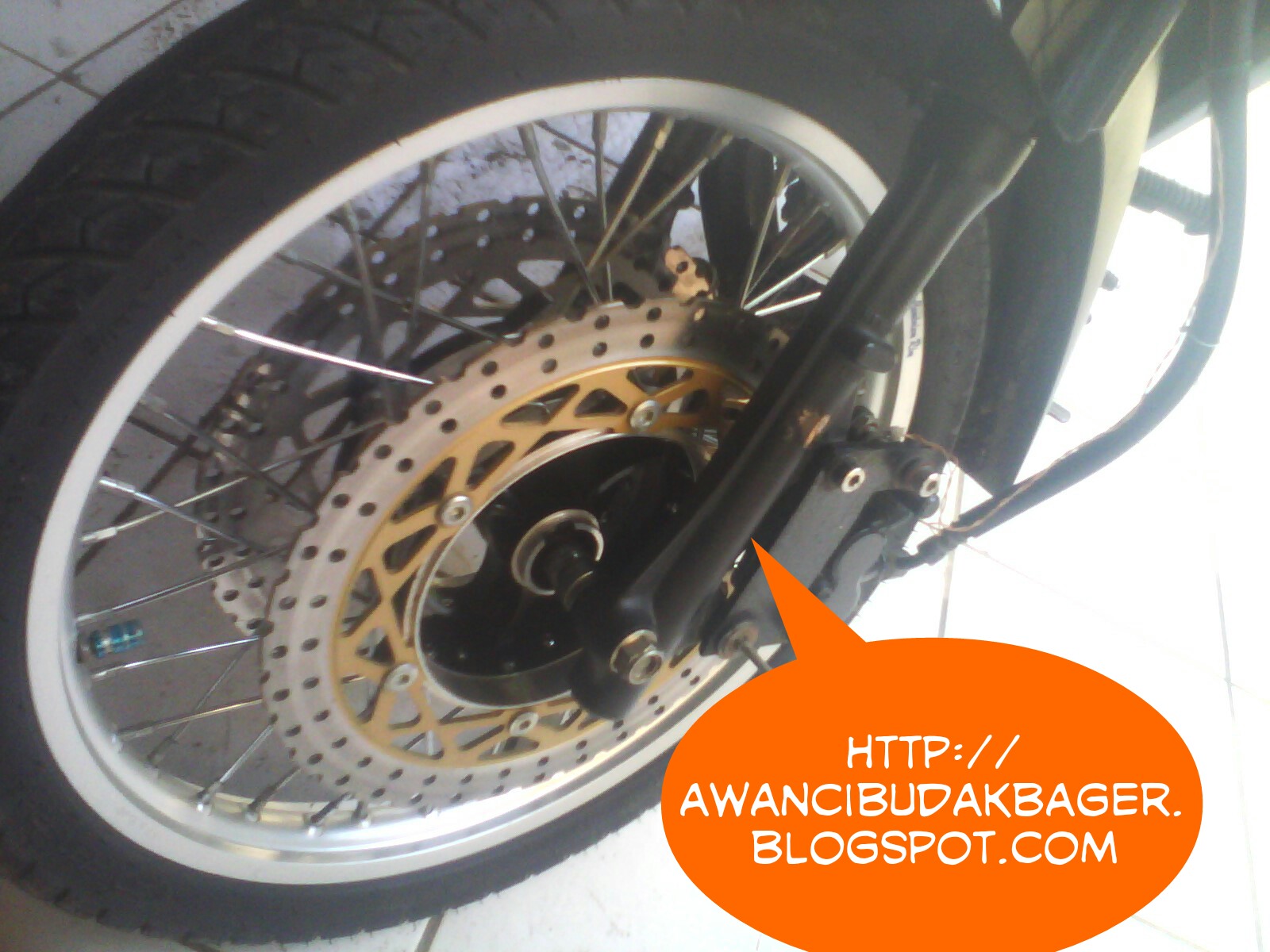 supra x 125 R SUPRA X 125 R DENGAN TEKNOLOGI TRIPLE DISK BRAKE SISTEM