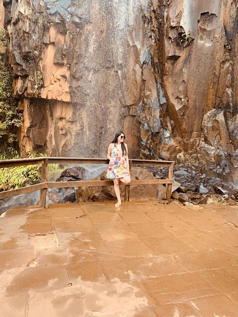 Recanto das Cachoeiras em Brotas mulher de saida de banho colorida em uma cachoeira