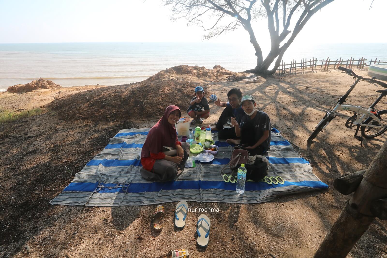Piknik Singkat di Pantai Sowan, Tuban