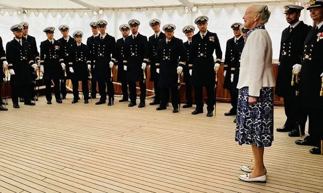 Queen Margrethe presented the Queen's honorary saber to First Lieutenant Josefine Prien Christensen at the Royal Ship Dannebrog