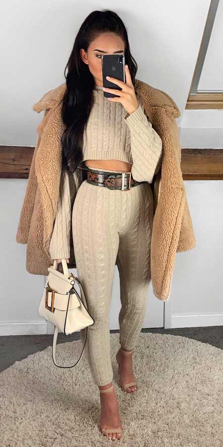 Searching for coats for winter? Find womens fall coat + winter outfits coat + coat style. | 35+ Cute Coat Outfits for Every Day of the Month. Winter Coats Women via higiggle.com #coats #winteroutfits #winterstyle #fashion