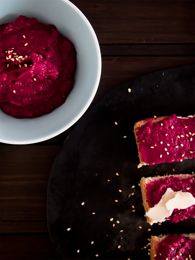 Montaditos de hummus de remolacha y queso