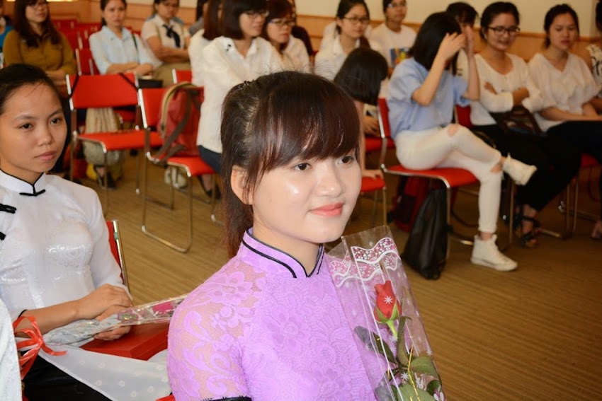 Các em nữ sinh chăm chú lắng nghe phát biểu đại diện của Trung tâm và Trường