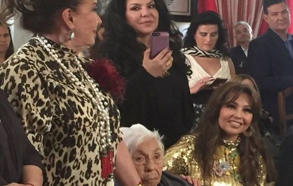 Thalía y Laura Zapata cantan a su abuela Eva Mange
