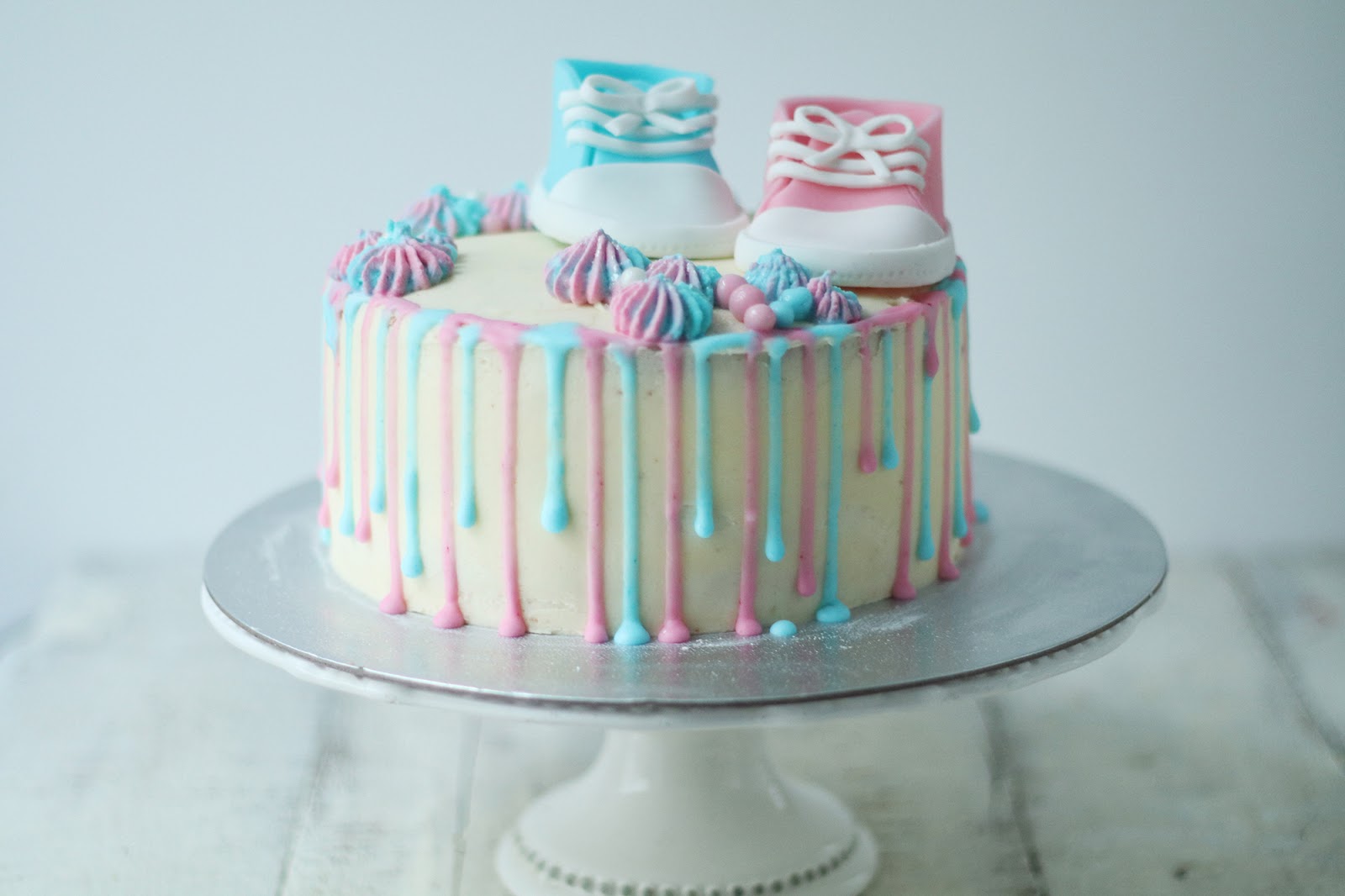 Découvrez le sexe du bébé grâce à cette recette de Layer cake de naissance ou Gender reveal cake