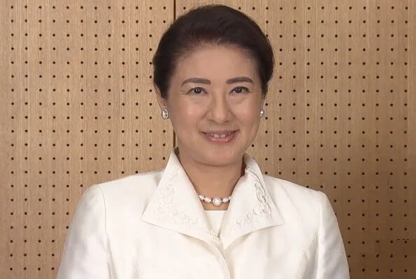 Emperor Naruhito, Empress Masako, Princess Aiko, Emperor Akihito, Empress Michiko, Crown Princess Kiko, Princess Mako, Princess Kako