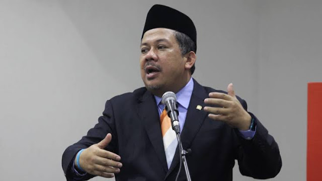 Fahri Hamzah Sentil Mahfud MD Larang Jurnalis Bertanya saat Umumkan Pembubaran FP1 Fahri Hamzah Sentil Mahfud MD Larang Jurnalis Bertanya saat Umumkan Pembubaran FP1