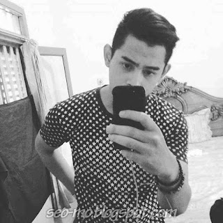 Foto Selfie Miqdad Addausy didepan Kaca Foto Selfie Miqdad Addausy didepan Kaca