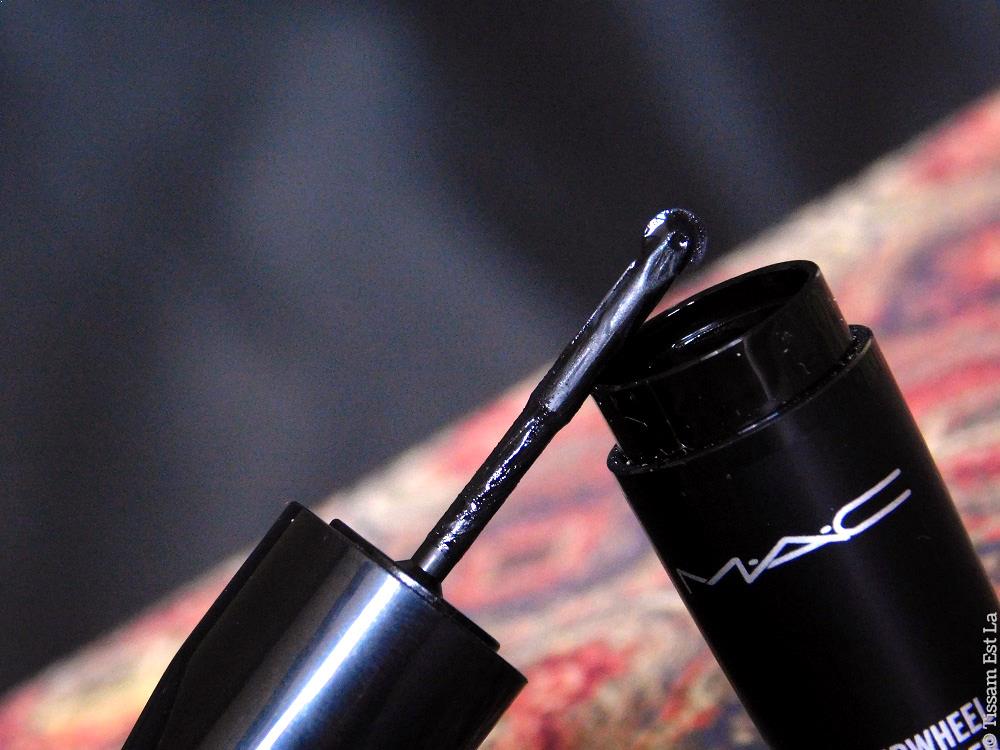 M.A.C. Cosmetics - Rollerwheel Liquid Liner On a Roll Black Review & Swatches | Avis et Swatch Eyeliner Liquide RollerWheel M.A.C. Cosmetics - Rollerwheel Liquid Liner On a Roll Black Review & Swatches | Avis et Swatch Eyeliner Liquide RollerWheel - Woosh Cosmetics