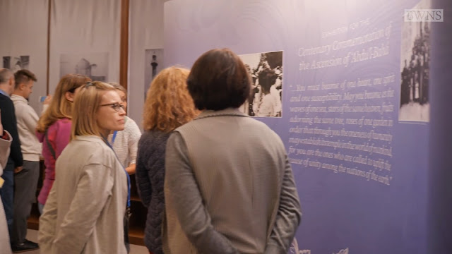 Посетители на выставке в здании Всемирного Дома Справедливости