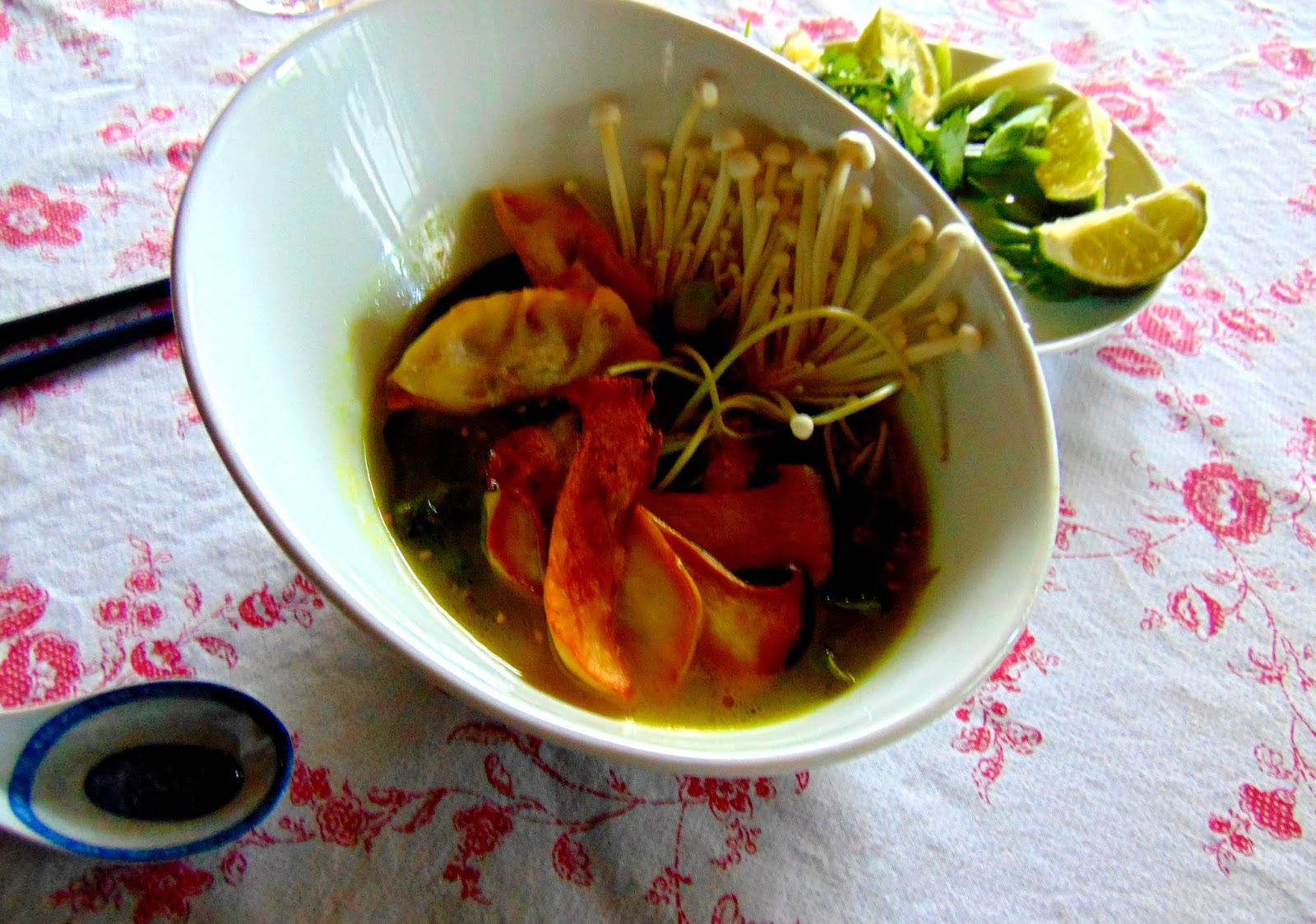 Soupe asiatique avec dumplings