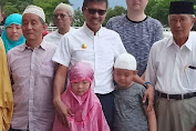 Didemo Warga, Turis China Muslim Dipeluk Gubernur Irwan Prayitno di Masjid Raya Usai Shalat Berjemaah