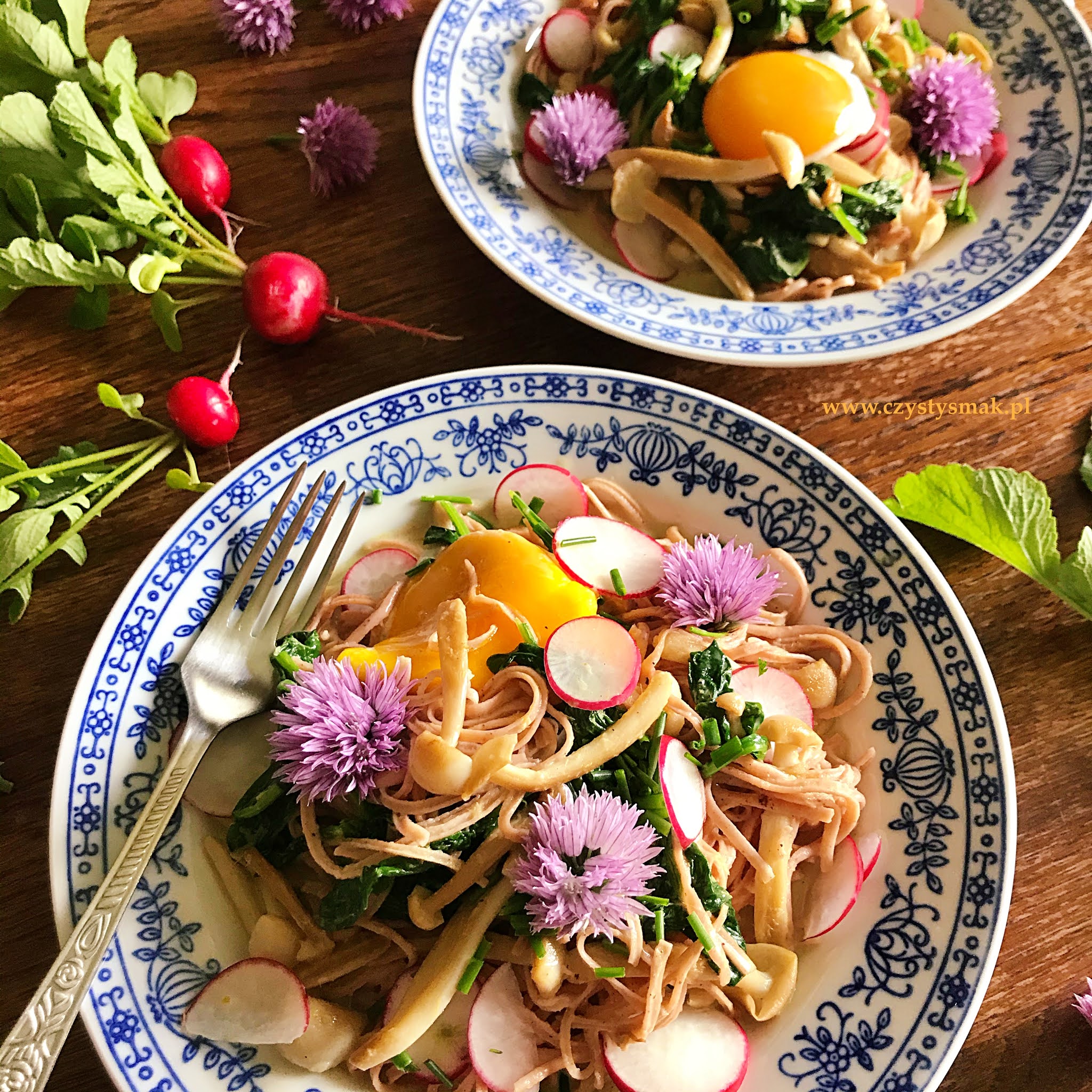 Młody szpinak z makaronem i grzybami shimeji w sosie curry CZYSTY SMAK