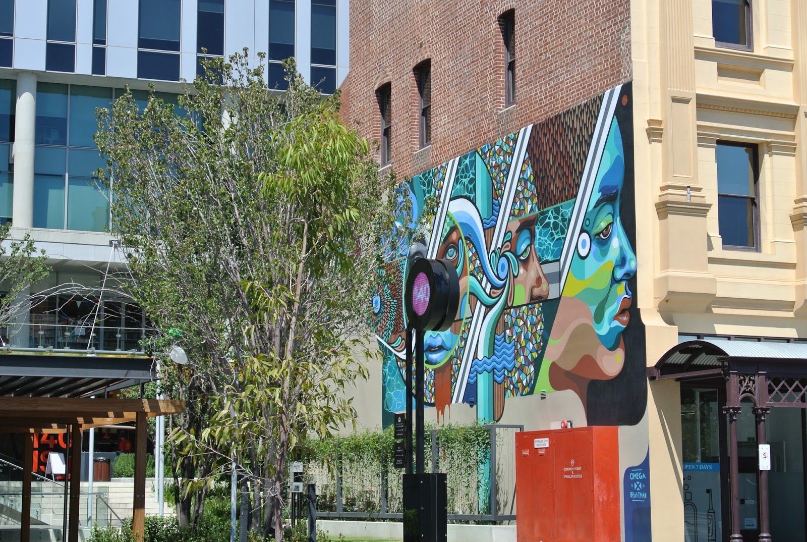 COLOURFULWORLD Monday Mural Globe lane