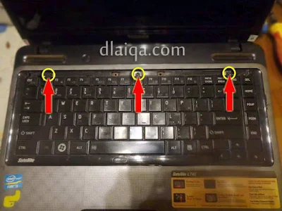 lepas sekrup pengunci keyboard