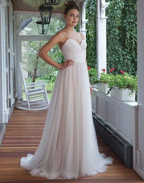 Uk sweetheart style and ivory color wedding dress