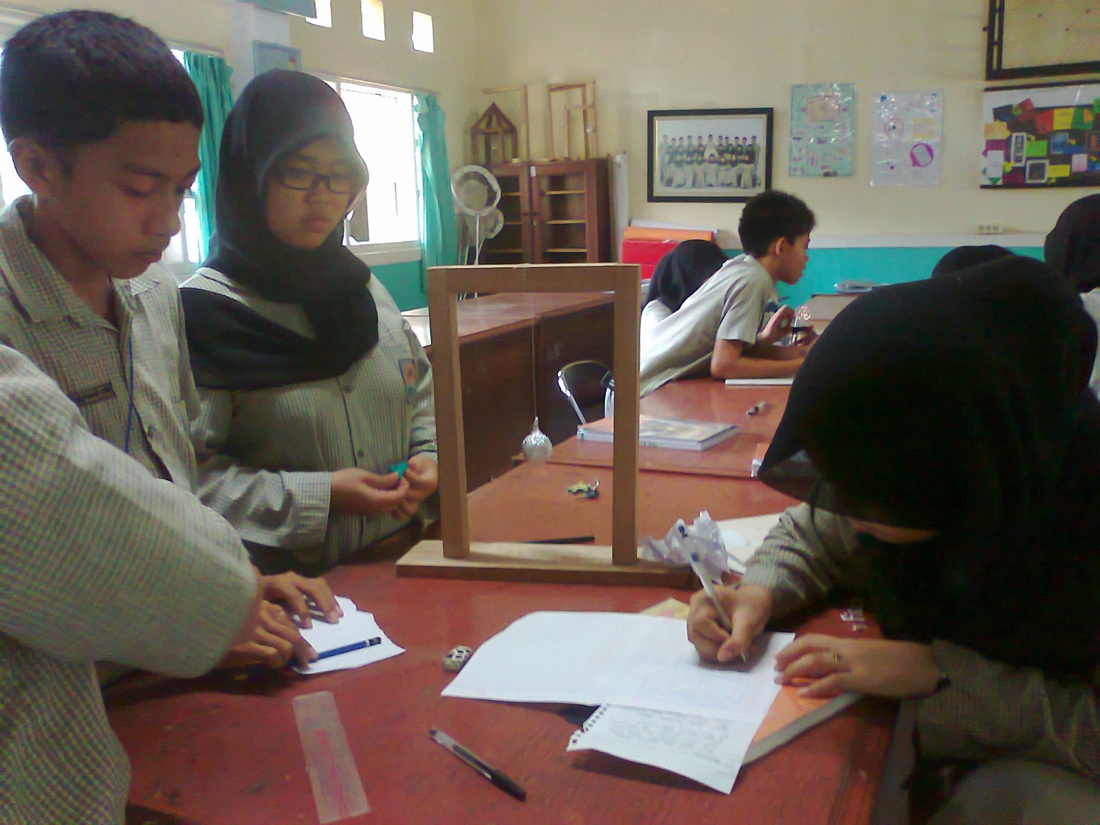 FISIKA SMP BARUGA : PRAKTIKUM FISIKA KELAS IX 1 - IX 3---> PERCOBAAN