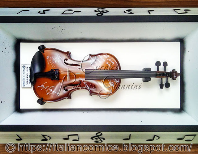 Note musicali applicate sulla cornice teca per violino