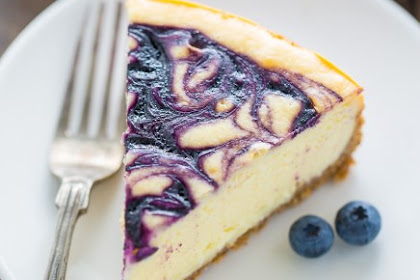 WHITE CHOCOLATE BLUEBERRY CHEESECAKE