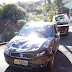 Veículo capota e invade quintal de residência na Vila São Pedro