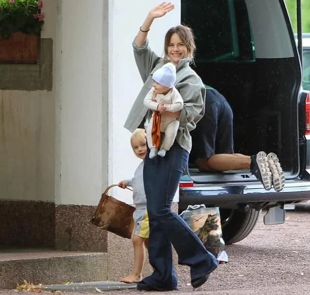 Princess Sofia, Prince Alexander, Prince Gabriel, Prince Julian, Princess Madeleine, Princess Adrienne and Princess Leonor