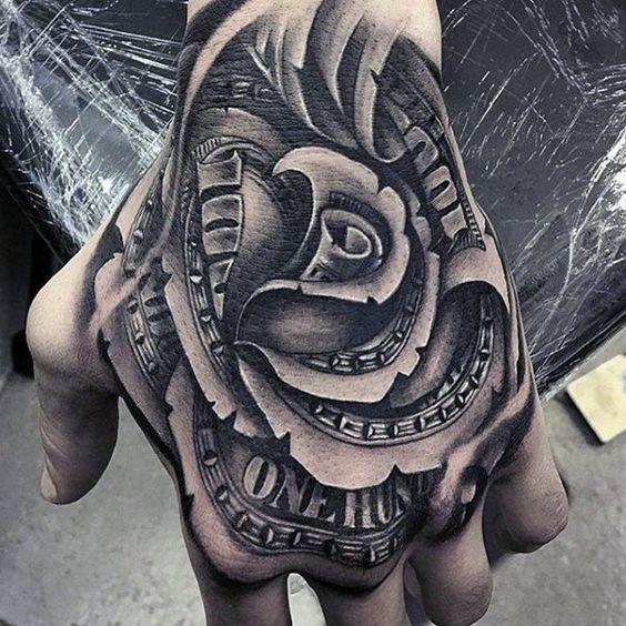 tatuagem flor na mão masculina