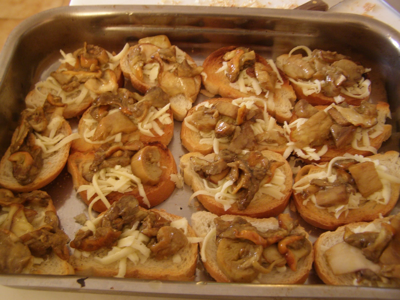 Le Ricette dei 5 Mondi CROSTINI AI FUNGHI PORCINI E SCAMORZA