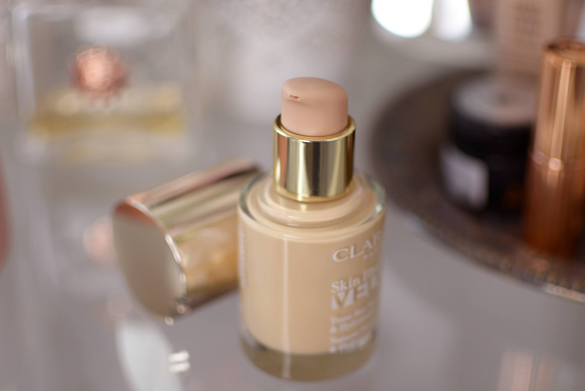 Clarins skin illusion 105 тон. Clarins тональный крем 103 everlasting foundation. 5 w. Clarins skin illusion тональный. Clarins skin illusion velvet тон 103n.