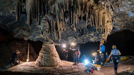 Estalagmitas en la cueva de Cerdeña. Estalagmitas en la cueva de Cerdeña.